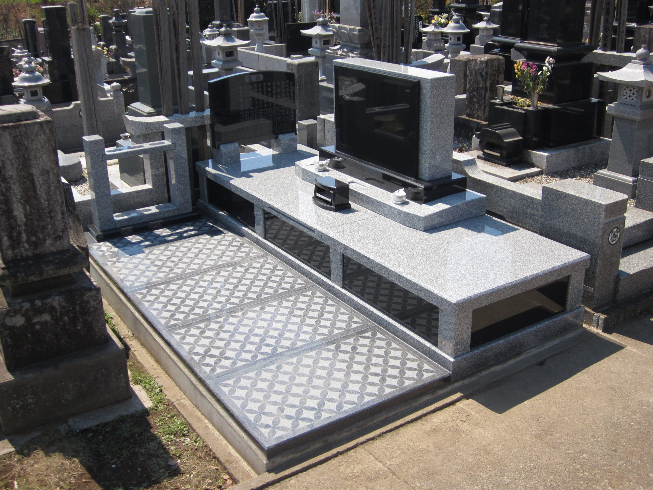 現代風のシンプルなデザイン墓石（群馬県邑楽町）